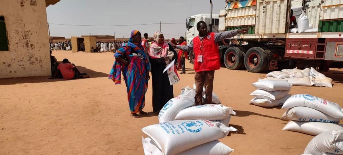 © Sudanese Red Crescent Society توزيع المساعدات الغذائية التي يقدمها برنامج الأغذية العالمي في أم درمان بالسودان.