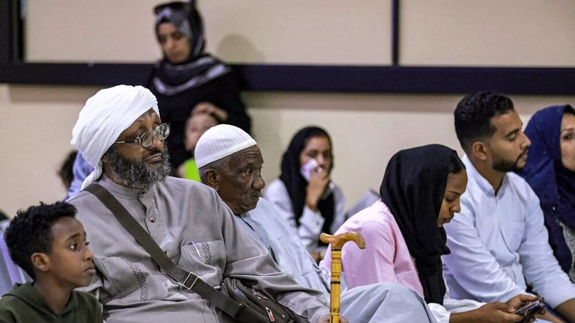 من تم إجلاؤهم من السودان ينتظرون لدى وصولهم مطار بغداد الدولي، 18 يونيو/ حزيران 2023