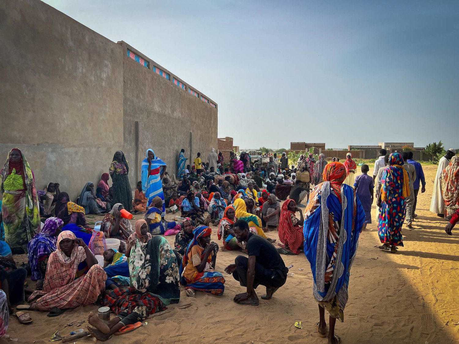 سودانيون هاربون من غرب دارفور عند الحدود مع تشاد (رويترز)