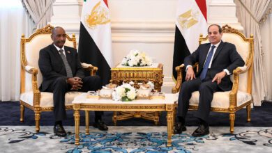 البرهان التقى الرئيس المصري عبد الفتاج السيسي خلال زيارته إلى مصر