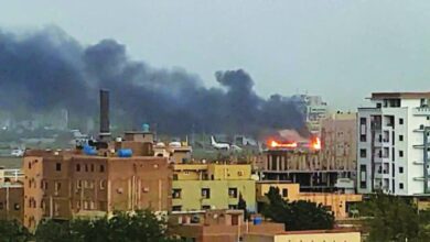 أعمدة الدخان الكثيف تتصاعد من جهة مطار الخرطوم الدولي الملاصق لمقر القيادة العامة للجيش في أبريل (رويترز)