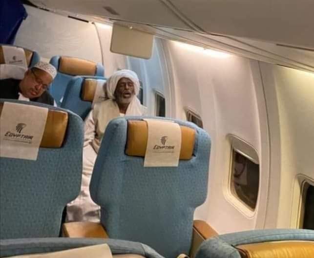 محمد الأمين ترك نائم في الطائرة المتهجة للقاهرة