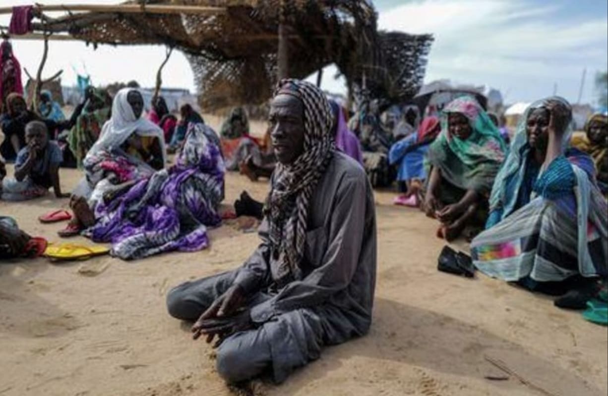 آدم محمد، معلم قرآن بالغ من العمر 78 عاما فر من الصراع في منطقة دارفور بالسودان إلى أدري بتشاد في الثاني من أغسطس آبوفمبر 2023. تصوير: زهرة بن سمرة - رويترز. reuters_tickers
