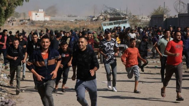 مئات الفلسطينين النازحين في جنوب غزة هرعوا عائدين إلى منازلهم في الشمال مع سريان الهدنة