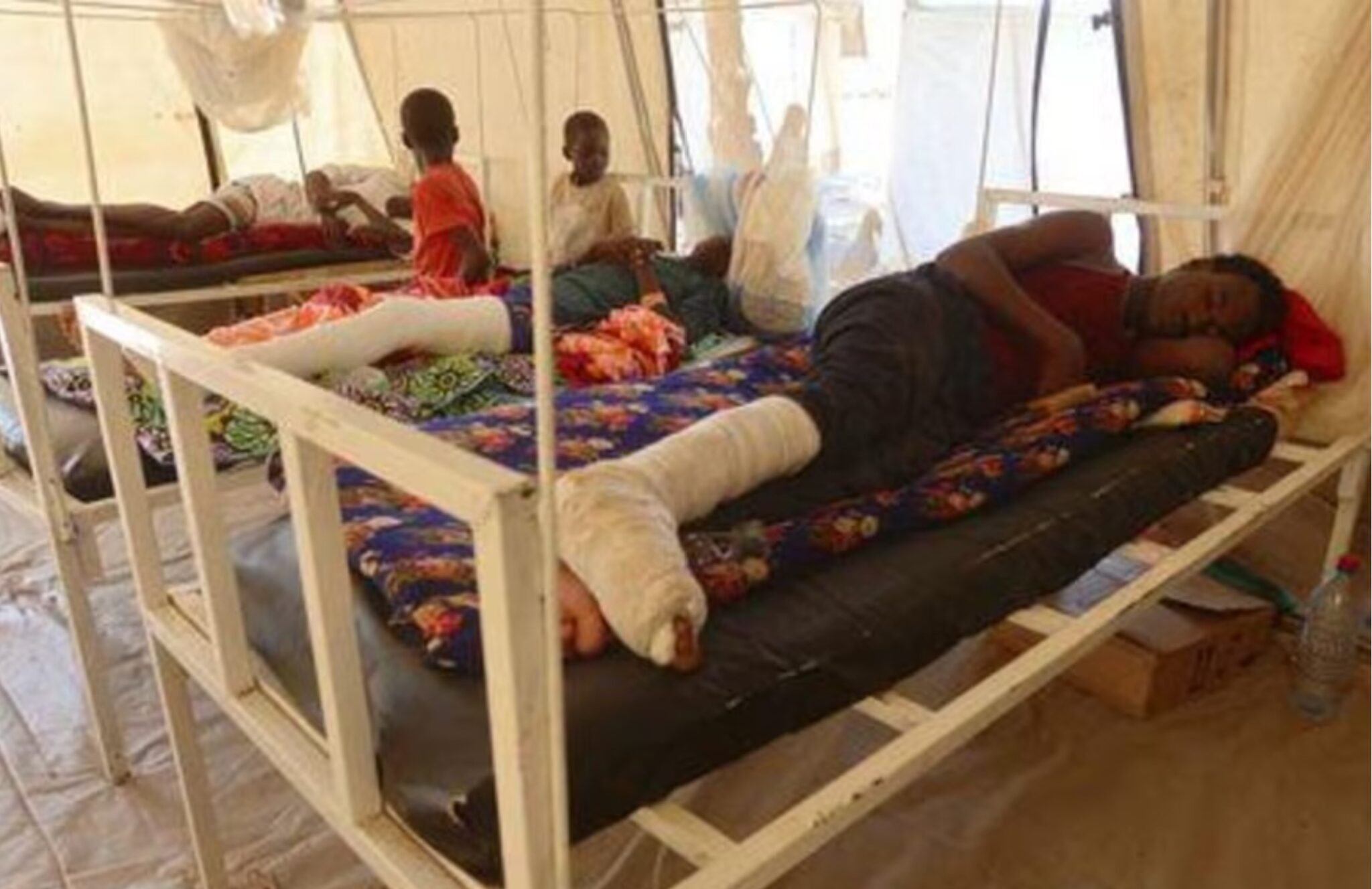 رجل جريح يرقد في مستشفى أطباء بلا حدود في بلدة أدر على الحدود بين السودان وتشاد - رويترز