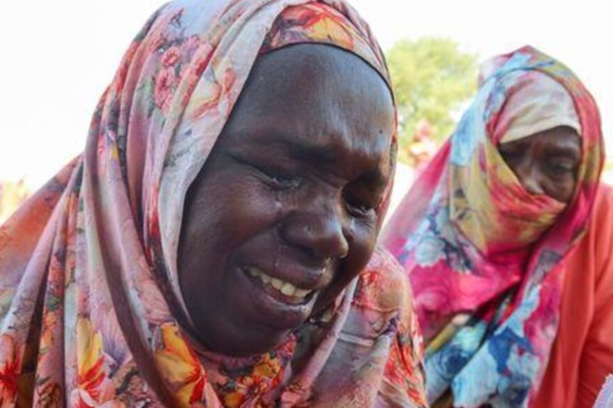 نساء من مدينة الجنينة السودانية غرب دارفور تبكين بعد معرفتهن أنباء مقتل أقاربهن في أثناء انتظارهم في تشاد في السابع من نوفمبر تشرين الثاني 2023. تصوير: الطيب صديق - رويترز. reuters_tickers
