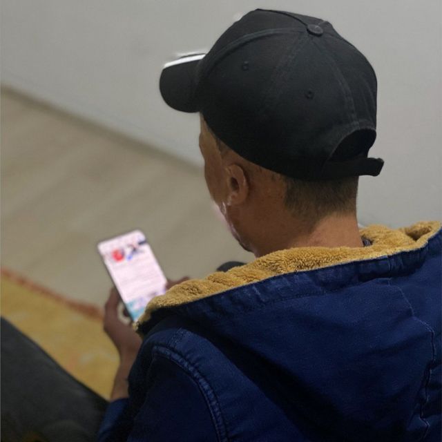 رجل يطالع هاتفه المحمول