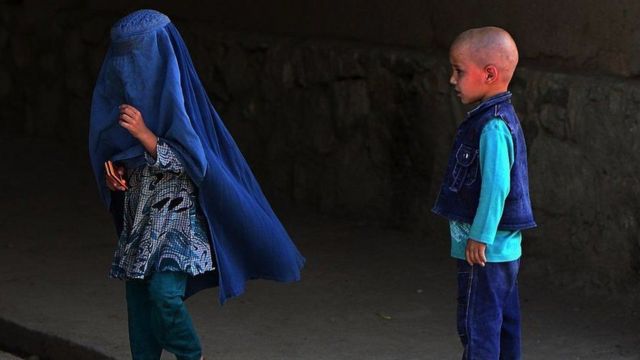 ولد ينظر إلى بنت ترتدي البرقع