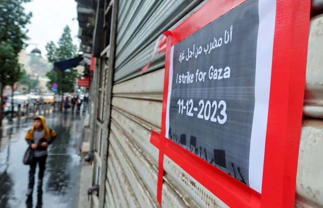 لافتة معلقة على أحد المحلات المشاركة في الإضراب من أجل غزة في الأردن