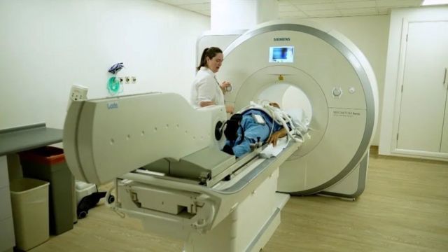 الخطوة الأولى هي إجراء فحص بالرنين المغناطيسي بعد ممارسة بعض التمارين الخفيفة.