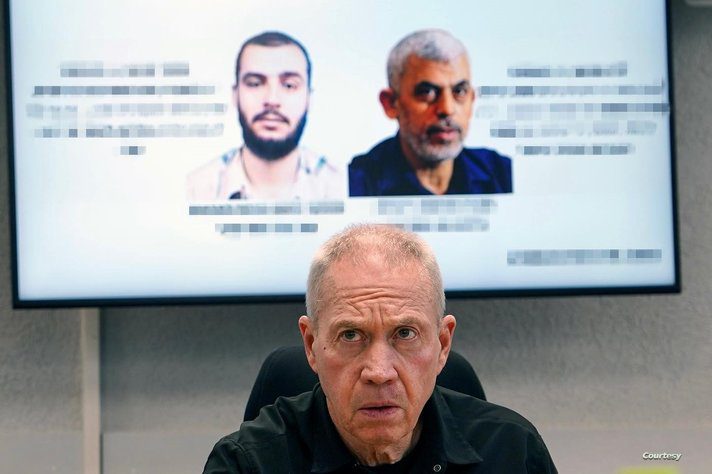 وزير الدفاع الإسرائيلي وخلفه صور قادة لحماس. أرشيفية