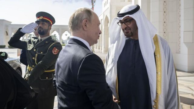 محمد بن زايد (يمين) وبوتين