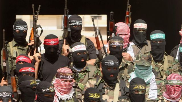 مقاتلون فلسطينيون يرفعون أسلحتهم