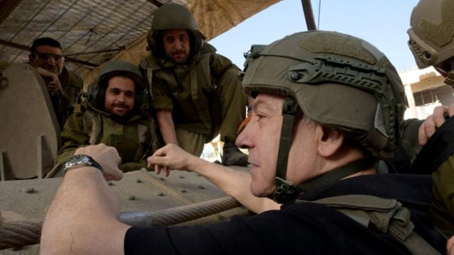 نتنياهو يتفقد جنود الجيش الإسرائيلي أثناء التوغل البري في غزة