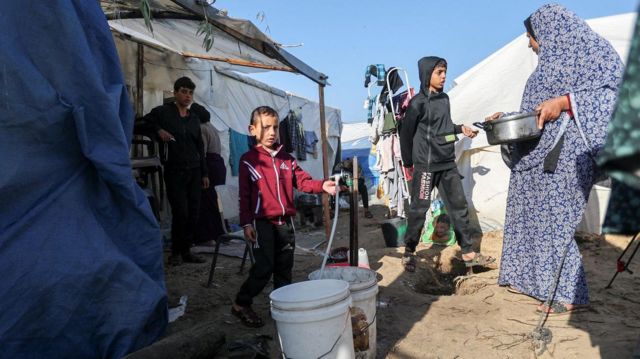 نازحون فلسطينيون في غزة بعد ما دمر القصف الإسرائيلي منازلهم