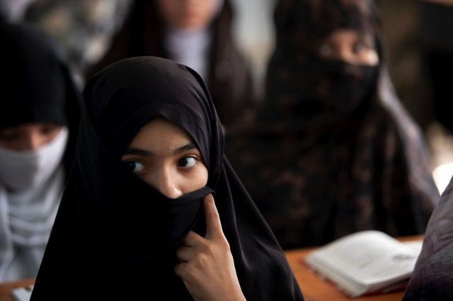 فتيات في غرفة الصف
