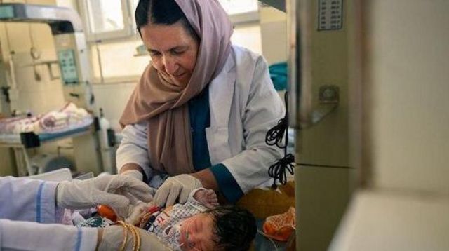 تقول حكومة طالبان إن لديها عدداً كافياً من الطبيبات