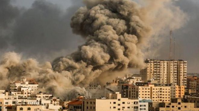 دخان وغبار يغطي سماء قطاع غزة جراء القصف الإسرائيلي المستمر منذ 7 أكتوبر