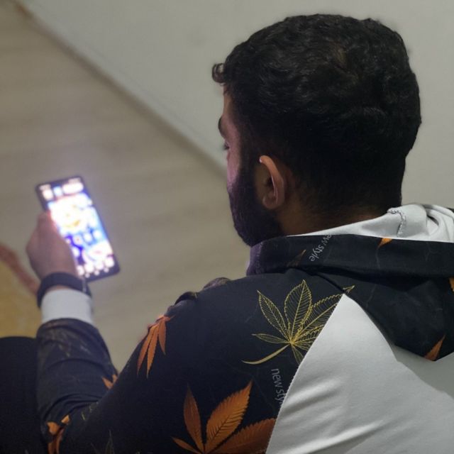 شاب يطالع هاتفه المحمول