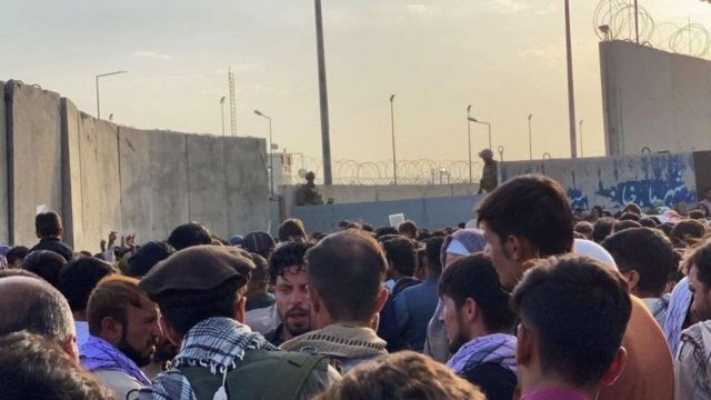 جمهرة من الناس أما مطار كابول عام 2021