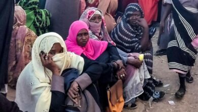 نازحون من ولايتي الخرطوم والجزيرة ينتظرون تلقي المساعدات في القضارف، 30 ديسمبر 2023 (أ ف ب)