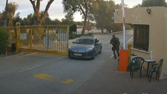 كاميرا المراقبة تظهر لحظة تمكن مقاتلي القسام من عبور البوابة الرئيسية في بئيري 7-9-2023