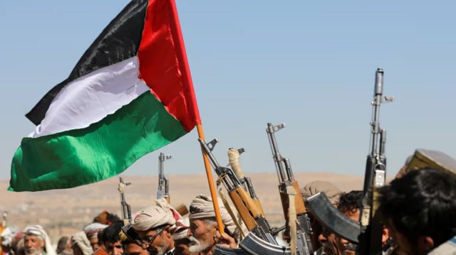 أنصار الحوثي يحتجون على الضربات الجوية الأمريكية بالقرب من صنعاء