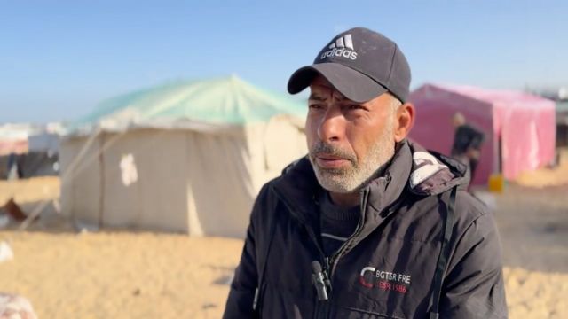 جلب الماء هو أحد الصعاب التي يواجهها رفيق وعائلته في منطقة الخيم.