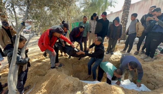 فلسطينيون يدفنون ضحايا الغارات الإسرائيلية على غزة