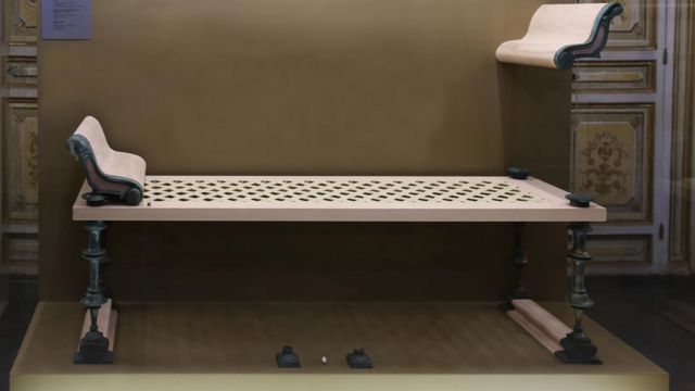 لم ينهض الرومان المنتمين للطبقة العليا من السرير لتناول العشاء، وتناولوا الطعام بدلا من ذلك من طاولة lecti tricliniaris المستديرة المعدّة