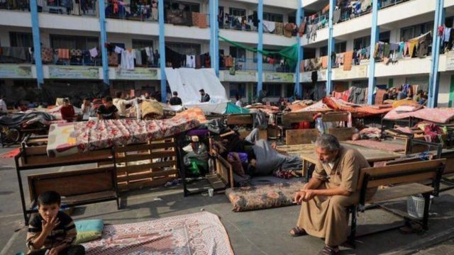 نازحون فلسطينيون في مدارس الأونروا الموجودة في دير البلح وسط القطاع