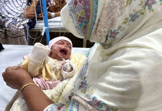  رضيع يتلقى العلاج من الالتهاب الرئوي في مستشفى لاهور 