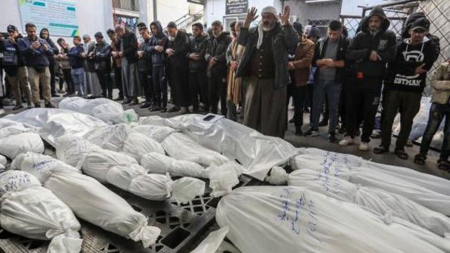 فلسطينيون يصلون صلاة الجنازة على أشخاص قتلوا قي غارات إسرائيلية على رفح