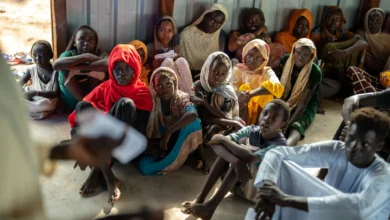 حضر اللاجئون الذين فروا من الحرب في السودان درسا للغة الإنجليزية في مخيم لإعادة توطين اللاجئين في أويل في جنوب السودان. جواو سيلفا / نيويورك تايمز