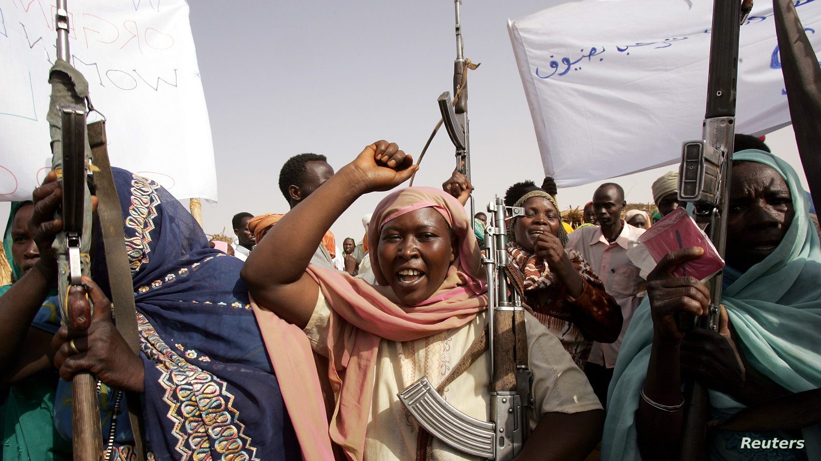 النساء يتدربن على حمل السلاح في السودان لدوافع مختلفة (أرشيف)