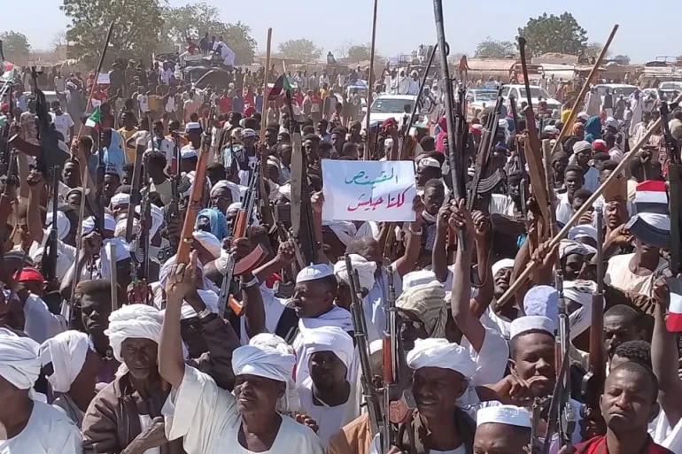 آلاف المدنيين في السودان تطوعوا للقتال بجانب الجيش (مواقع تواصل)