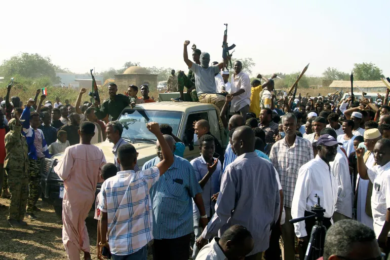 مقاتلون موالون للجيش السوداني في منطقة القضارف شرقي السودان (الفرنسية-أرشيف)