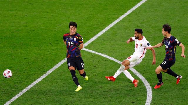 المهاجم الأردني موسى التعمري يسجل هدفاً أمام كوريا الجنوبية في كأس آسيا