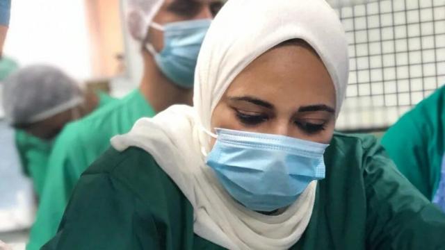 نغم مزيد تعالج المرضى في مستشفى شهداء الأقصى