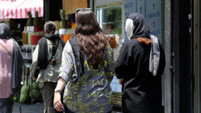 نساء دون حجاب في إيران