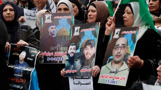 أهالي معتقلين في مظاهرة