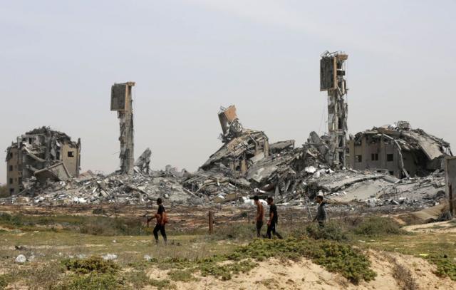 مشهد للمباني المدمرة مع استمرار الهجمات الإسرائيلية في دير البلح، غزة في 28 مارس/آذار 2024