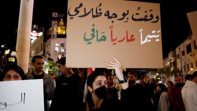 فلسطينيون يشاركون في احتجاج بمناسبة يوم الأرض ولإظهار دعمهم لغزة، في مدينة رام الله في الضفة الغربية المحتلة - 30 مارس/آذار 2024