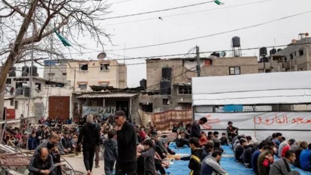 صورة تظهر نازحين فلسطينيين في غزة