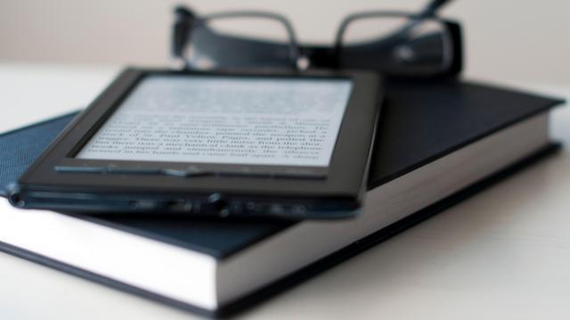 كتاب ورقي وآخر إلكتروني