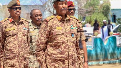 رئيس أركان الجيش السوداني عبد الفتاح البرهان يتفقد المصابين الذين يتلقون العلاج في أحد مستشفيات ولاية القضارف جنوب شرقي البلاد (أ.ف.ب)