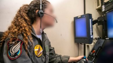 جندية إسرائيلية تشغّل طائرات مسيّرة (موقع الجيش الإسرائيلي)