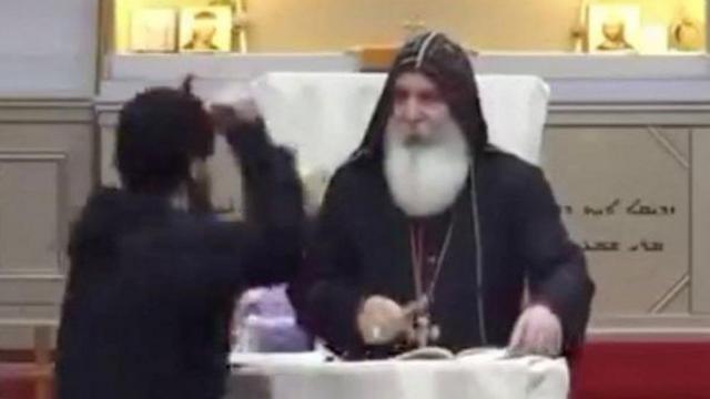 لحظة تعرض الأسقف للطعن وهو يلقي موعظة في الكنيسة