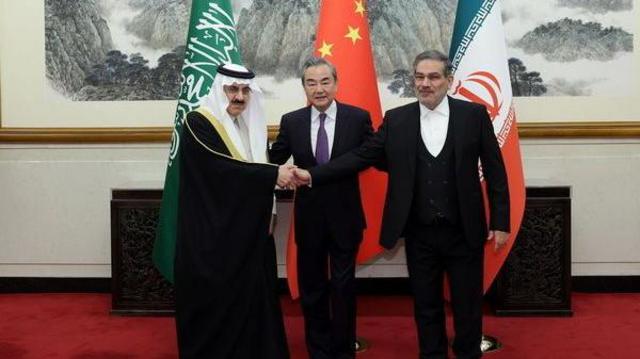 وزير الخارجية الصيني وانغ يي يتوسط أمين مجلس الأمن القومي الإيراني السابق علي شمخاني ومستشار الأمن الوطني السعودي مساعد العبيان