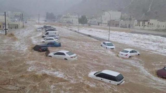 سيارات جرفتها السيول